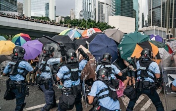 В Гонконге полиция очистила здание парламента от демонстрантов