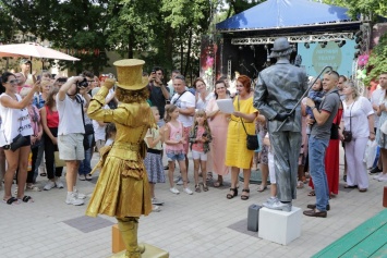 В Летнем театре провели фестиваль живых скульптур