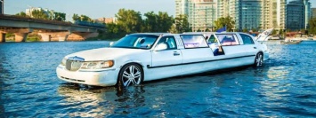 Единственный в мире: в Киеве запустили плавающий лимузин