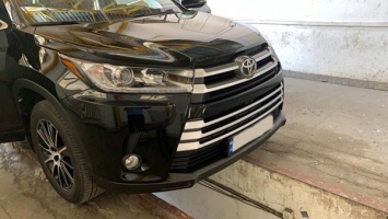 На Закарпатье предотвратили незаконный вывоз янтаря: в Toyota обнаружили 24 кг камней