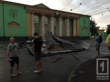 В Кривом Роге во время бури ветром сорвало крышу с жилого дома и супермаркета