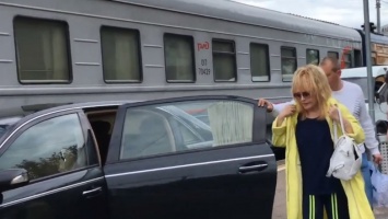 Алла Пугачева проехала по перрону вокзала на личном автомобиле (видео)