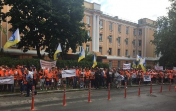 Газовые компании вышли на митинг с требованием повысить зарплаты