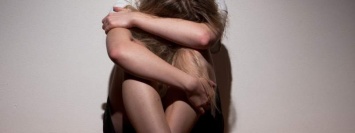 В Киеве на Оболони двое мужчин изнасиловали потерявшую сознание девушку