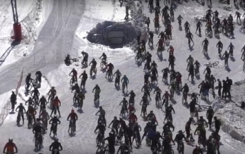 Сотни велосипедистов упали с "Адской горы"