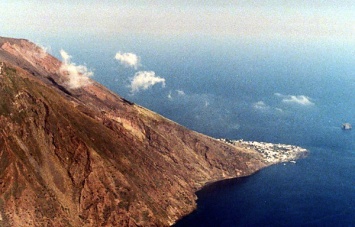 В Италии из-за мощного извержения вулкана погиб минимум один человек (фото и видео)
