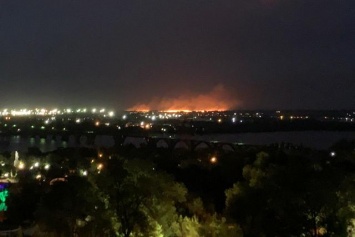 В Днепре несколько часов горит поле