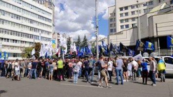 Под Конституционным судом проходит многочисленная акция протеста: онлайн