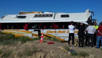 В Турции перевернулся автобус, десятки пострадавших