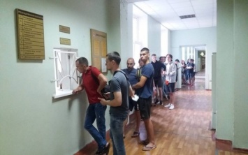 Десятки жителей Запорожья пришли сдать кровь для обгоревшей девушки (ФОТО)