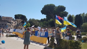 Украинская диаспора вышла на протест из-за визита Путина в Рим: фото и видео