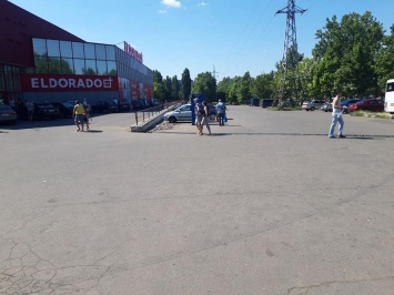 В Николаеве с парковки у «Велмарта» убрали три самовольно возникших киоска (ФОТО)