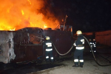 В Днепре на Донецком шоссе горел шиномонтаж
