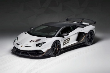 Этот Lamborghini Aventador SVJ с лаунч-контролем извергает столпы пламени из трубы