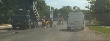 В пригороде Никополя ремонтируют дорогу: будьте внимательны