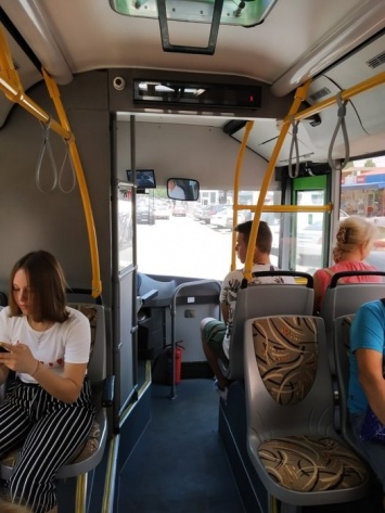 В Николаеве в новом лизинговом автобусе пассажир сломал двери ударом ноги, - соцсети