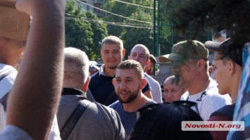 В Николаеве активисты срывали акцию сторонников Шария - в ход пошли зубочистки