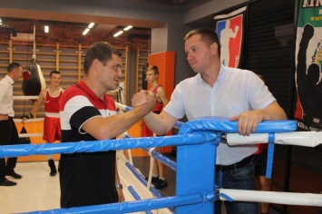 Михаил Терентьев вместе с Денисом Беринчиком поздравили юных боксеров
