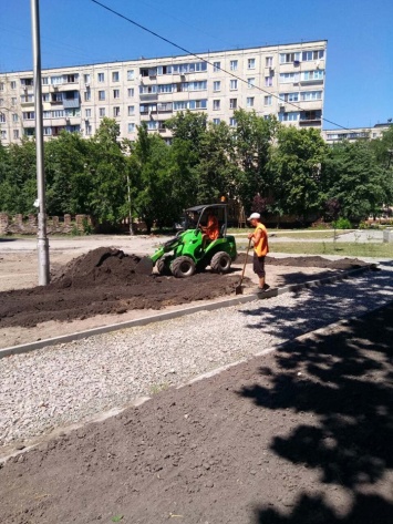 На улице Стальского обустраивают новый сквер