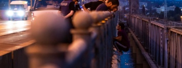 В Днепре полиция и родственники всю ночь уговаривали грозящего самоубийством не прыгать с моста. Фото