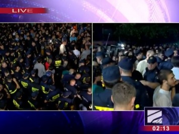 Из-за заявлений ведущего в адрес Путина под грузинским телеканалом начались протесты, трансляцию "Рустави 2" приостановили