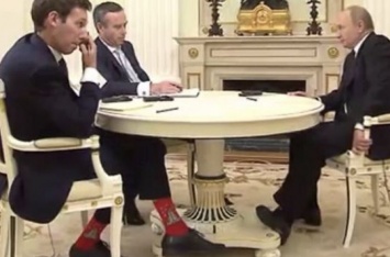 «Что это сказочный так держится за стол и стул?»: пользователи Сети высмеяли странное ФОТО с Путиным