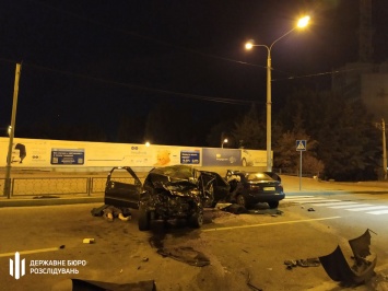 В Харькове на улице Шевченко столкнулись две легковушки, оба водителя погибли на месте. Фото и видео