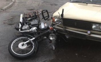 На Днепропетровщине произошло ДТП - мотоциклист влетел в «ВАЗ» (ФОТО)
