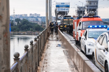 В Днепре молодой человек дважды за утро пытался спрыгнуть с Амурского моста