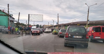 Масштабная пробка в районе рынка "Барабашова": в ДТП попали 4 авто