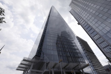 В Лондоне скалолаз взобрался по стене на стеклянный небоскреб. Видео