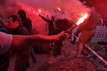 ''Россия должна умереть!'' У NewsOne в Киеве зажгли файеры. Первые фото и видео митинга