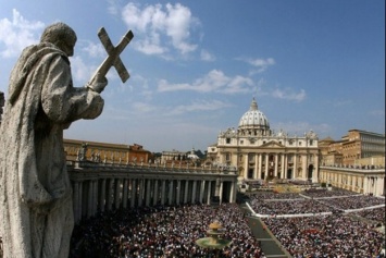 Епископа в Ватикане лишили должности из-за внимания к мужским ягодицам