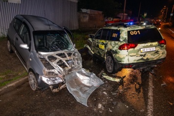 В Днепре на Большой Диевской автомобиль охраны попал в лобовое ДТП