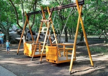 Необычные качели и песочница: в Одессе открыли первую детскую площадку для инвалидов