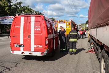В Киеве водителя фуры раздавил сорвавшийся с упоров прицеп