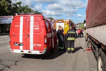 Жуткая трагедия в Киеве: водителю фуры прицепом раздавило голову