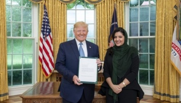 Первая женщина-посол Саудовской Аравии вручила верительные грамоты Трампу