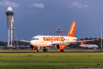 В голландском аэропорту Схипхол столкнулись два пассажирских самолета
