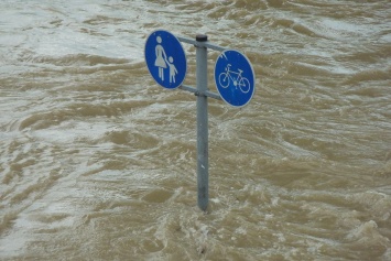Непогода обрушилась на страну: города уходят под воду, авто смывает, есть жертвы