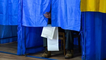 Украина выбирает Верховную Раду: избирателей задабривают аквапарками и аптечками