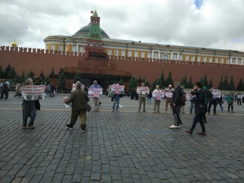 На Красной площади в Москве крымчане устроили митинг: полиция арестовала семь человек