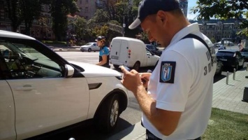Инспекторы по парковке начали штрафовать водителей в Киеве
