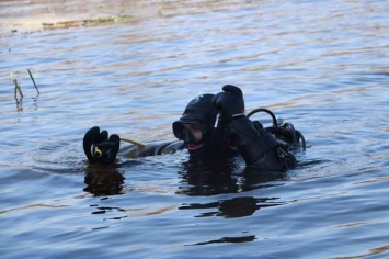 «Он лежал на уступе подводной скалы». Харьковские спасатели поделились подробностями поисков утопленника (фото)