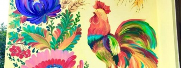 В Днепре художница украсила подъезды сказочными журавлями, Жар-птицами и павлинами