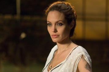 Анджелину Джоли поймали объективы папарацци: бывшая Питта устроила горячую фотосессию на балконе