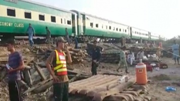 В Пакистане произошло жуткое крушение поездов, погибли десятки человек