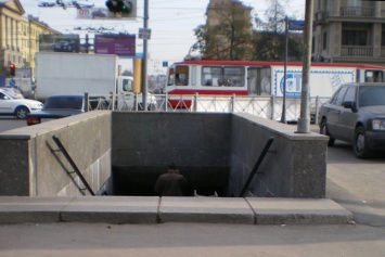 В Киеве велосипедист покалечил ребенка в подземке и скрылся