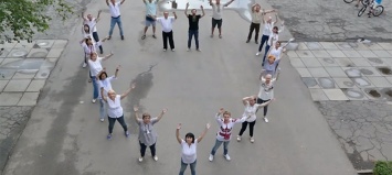 Под Днепром родители сняли невероятно трогательное поздравление для выпускников: соцсети взорвались (Видео)