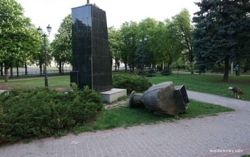 Институт нацпамяти объяснил, почему памятник Жукову нужно снести